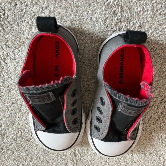Toddler converse sneakers. Size 6, like new condition. - Picture 4 of 5